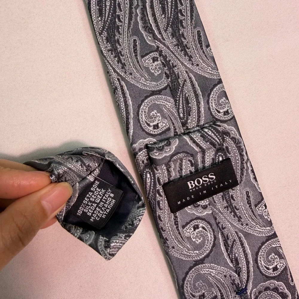 Hugo Boss Mens Silk Tie Gray Silver Paisley Italy Formal Business Necktie